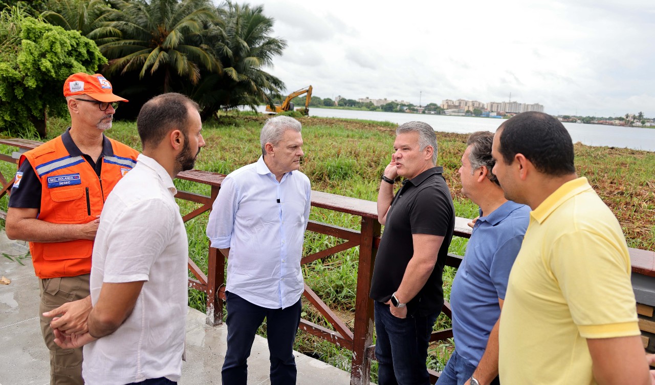 sarto e secretários observam operários trabalhando na limpeza da lagoa de messejana